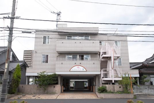 白色建物の外観