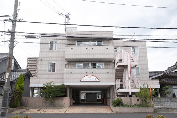 白色建物の外観