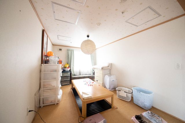 和風の居室空間 家具 明るい窓と落ち着いた色合いの居室です。個人の趣味や必需品を置けるスペースも確保されています。