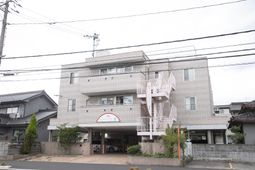 白い建物の外観