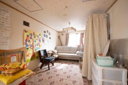 居室のベッドとソファー