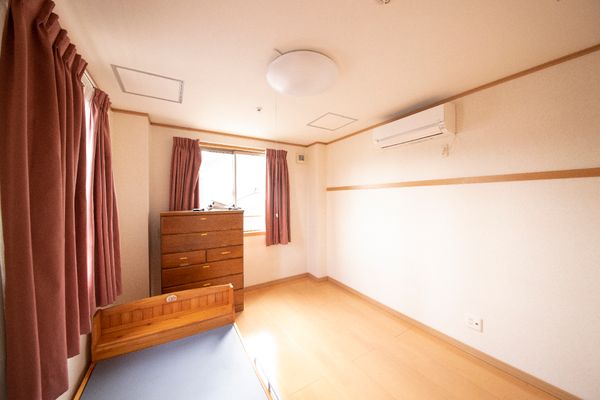 明るい居室の一角
