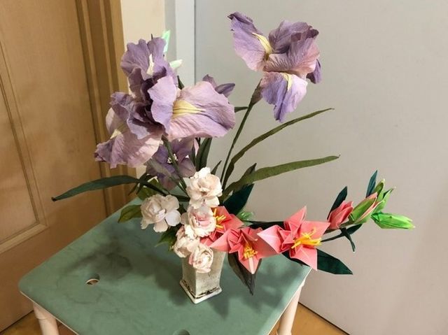 手作り花のディスプレイ ご入居者様の作品 手作り感のあふれる花々が飾られた休憩スペースです。日々のリラックスタイムを素敵な雰囲気でお過ごしいただけます。