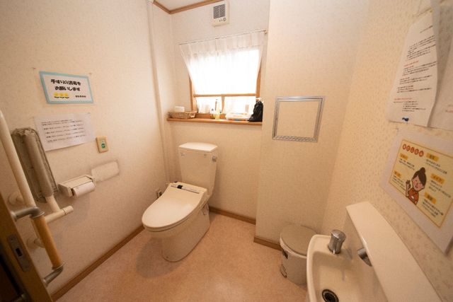 バリアフリー対応トイレ トイレ 手すりが付いた清潔なトイレスペースです。どなたでも安心してご利用いただける配慮がされています。
