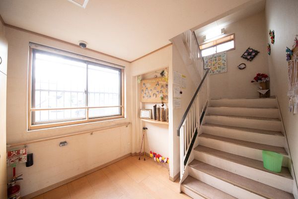 廊下と階段の明るい空間