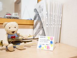 ぬいぐるみとアルバムの棚