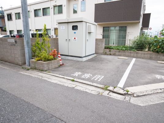白線で区切られた駐車場