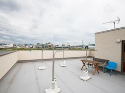 都市の景色が望める屋上
