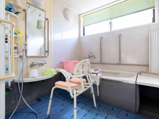 バリアフリー設計の浴室