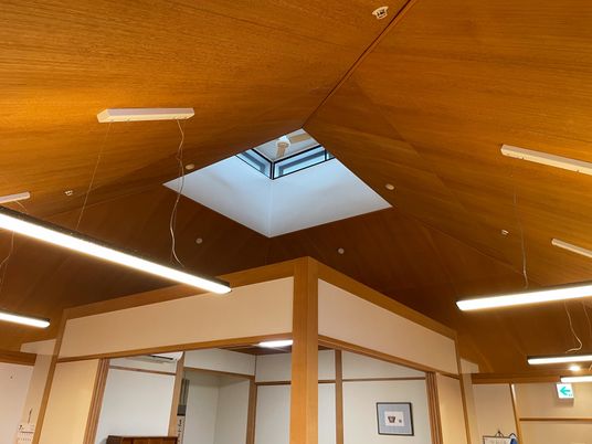 木目調の温かい共有スペース