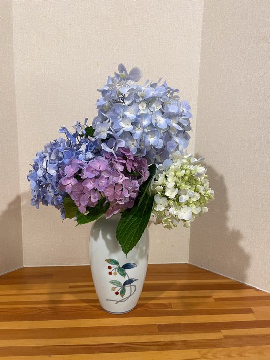 彩り豊かな花瓶の花