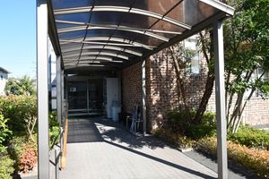 自然豊かな屋根付き通路