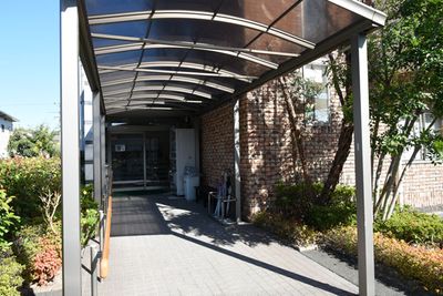 自然豊かな屋根付き通路