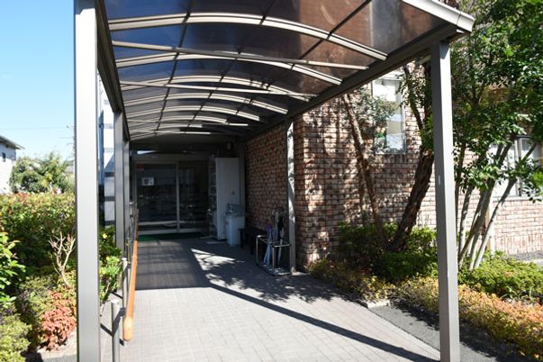 自然豊かな屋根付き通路
