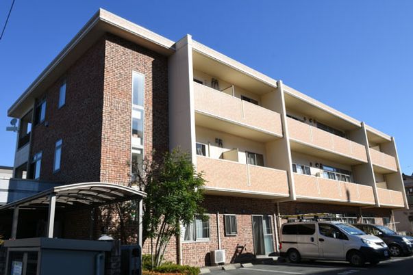 レンガ調の三階建て\n【title】外観\n【body】温かみのあるレンガ調の三階建て建物です。清潔感あふれる環境で働きやすさを実感できます。