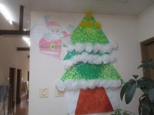 壁飾りのある廊下  