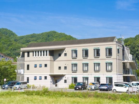 緑に囲まれた建物外観  