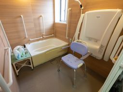 介護用の明るい浴室
