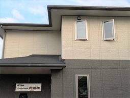 施設の外壁と看板