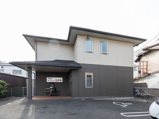 清潔感のある建物エントランス