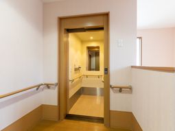 廊下の手すりと開いた扉