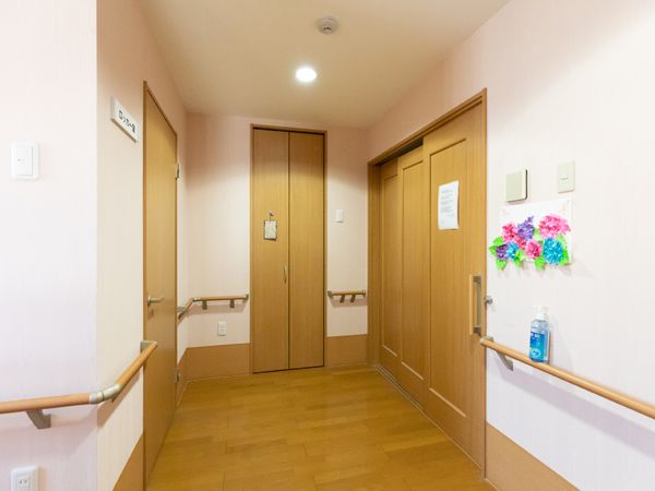 廊下の明るいイメージ