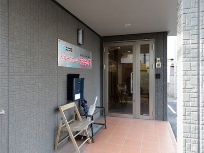 エントランスと掲示看板