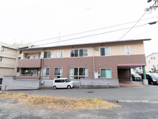 茶色の建物の外観