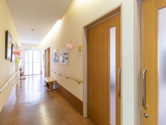 廊下の手すりとベンチ