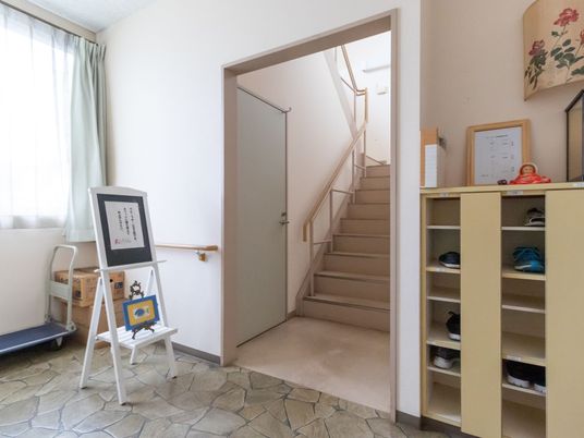 玄関ホールの階段と靴棚