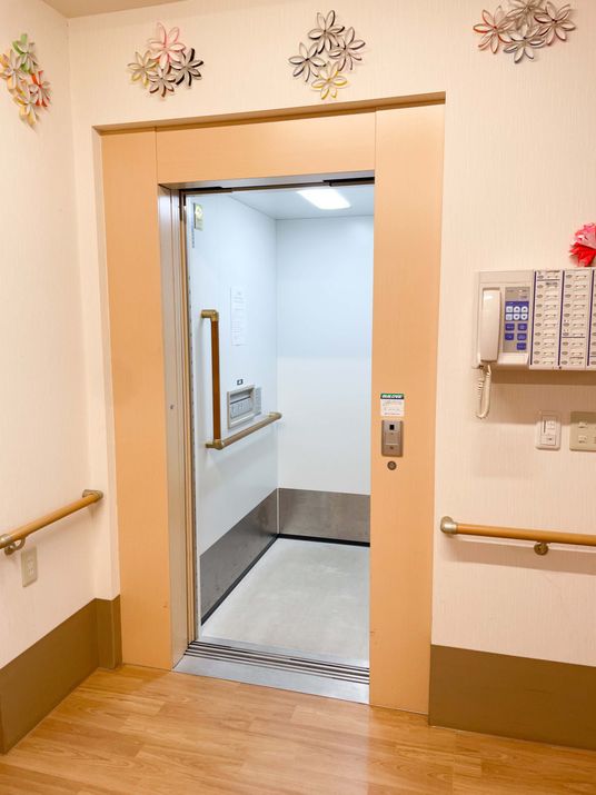 明るいエレベーター