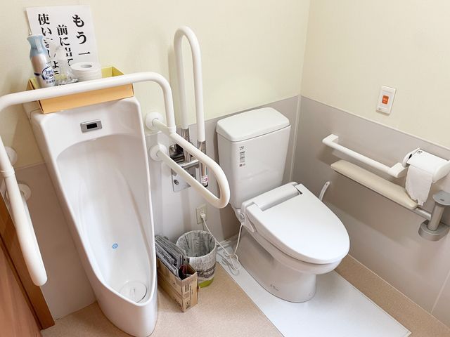 広く使いやすいトイレ トイレ 清潔感のある広々としたトイレです。手すりもあり、安心してご利用いただけます。
