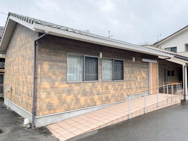 優しい色合いの外観