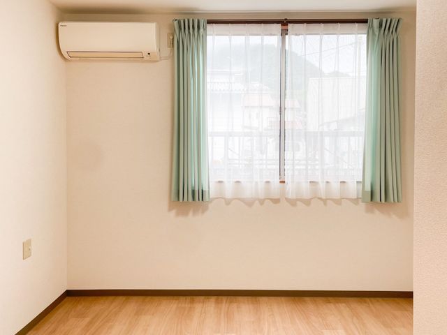 広々とした居室 居室 柔らかい自然光が差し込む居室です。快適な空間づくりに役立つ明るい雰囲気があります。