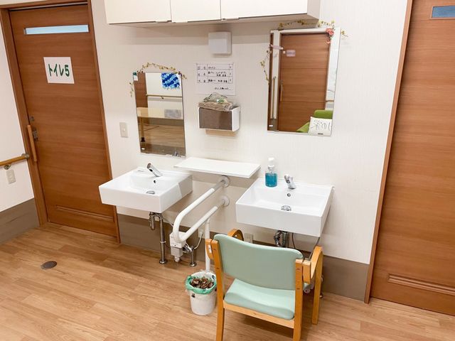 手洗い場の設備 洗面台 シンプルで機能的な洗面台です。椅子が設置され、使いやすい設計になっています。