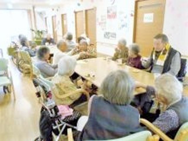 共有スペースでの憩い 日常風景 ゆとりある共有スペースでは、入居者の皆さんが一緒に談笑され、和やかな雰囲気をお楽しみいただけます。