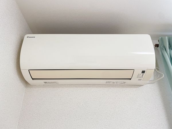 白いエアコン