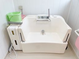 白い広々とした浴槽