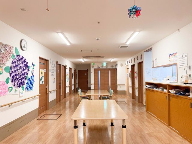 広々とした廊下 廊下 広々とした廊下は、壁面に飾り付けが施されており、温かい雰囲気を感じます。
