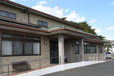 ベンチがある建物の外観