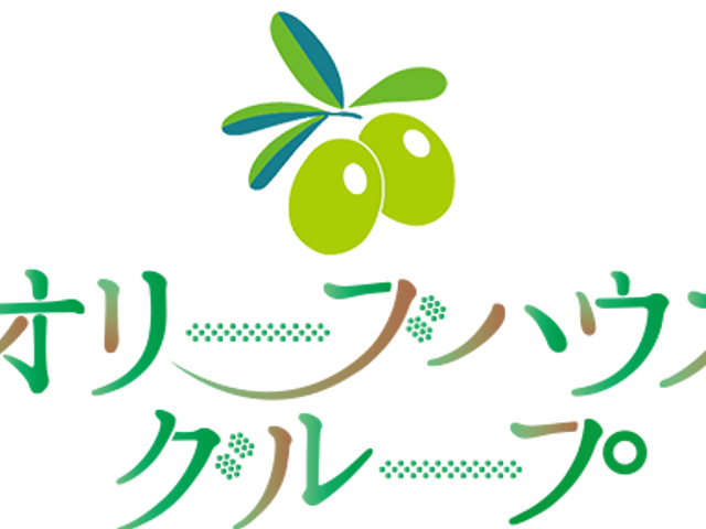 看板 看板 施設の入り口に設置された印象的なデザインのサインです。穏やかな雰囲気を表現しています。