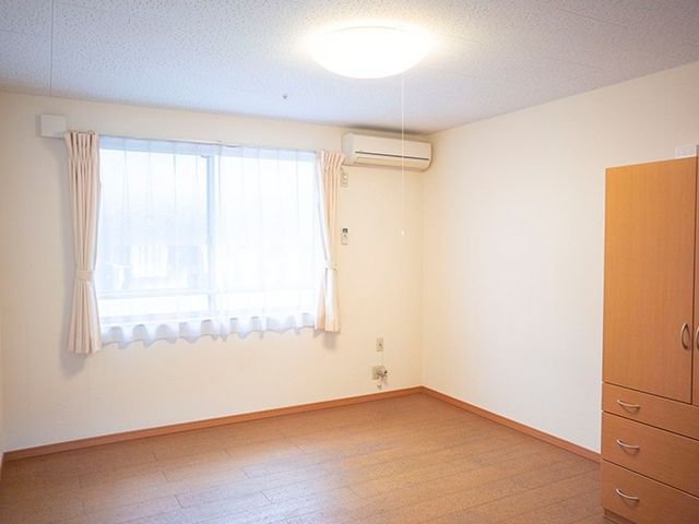 落ち着いた居室 居室 自然光が差し込む明るい部屋で、落ち着いた雰囲気が魅力です。快適な環境が整っています。