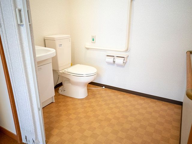利用しやすいトイレ トイレ 使いやすさを重視したトイレです。手すりが設置され、どなたでも安心して利用できます。