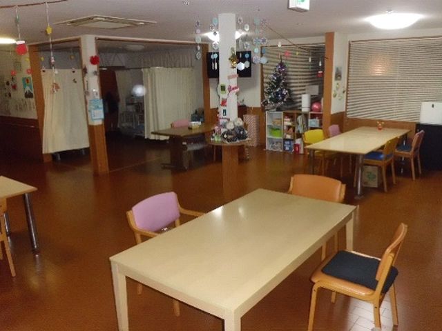 広い多目的室 多目的室 広々とした多目的室です。リラックスした時間を過ごせる、落ち着いた雰囲気が魅力です。