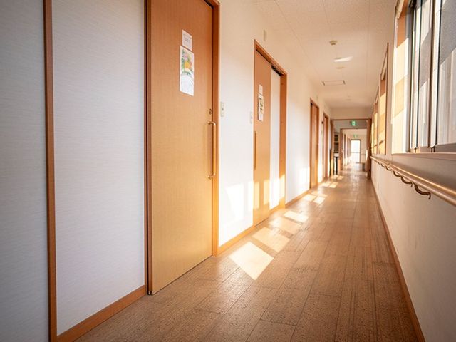 陽光差し込む廊下 廊下 自然光が差し込む明るい廊下です。毎日の移動が快適に行える空間になっています。