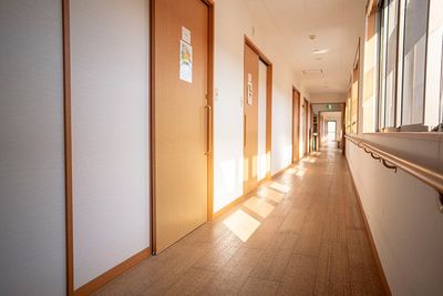 陽光差し込む廊下