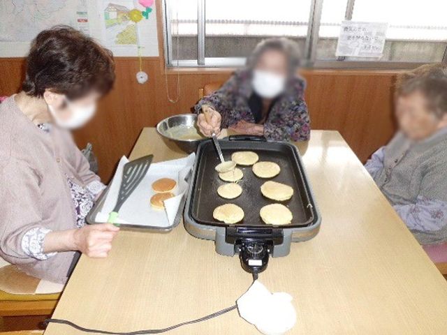 調理を楽しむ空間 ダイニングルーム 少人数で調理を楽しめる温かい雰囲気のスペースです。リラックスした談笑が広がります。