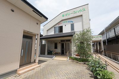 明るい建物の外観