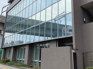 ガラス張りの建物外観  