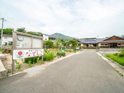 看板と庭を持つ施設外観